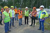 Teilnehmer_Umspannwerk_1000920 Erläuterungen zum Umspannwerk durch Dipl.-Ing. Patrick Thiel (rechts)